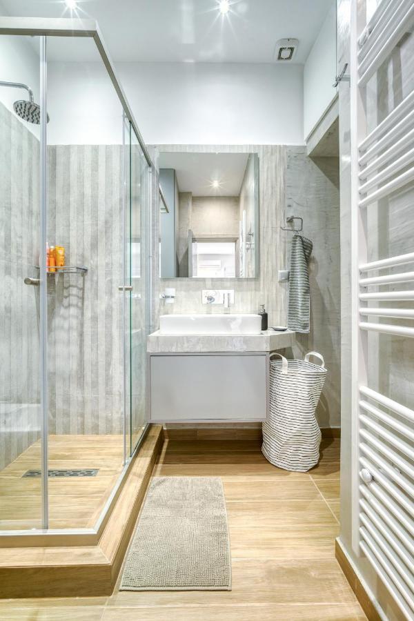 Stylish, Sunny New 2 Bedroom, Prime Central 아테네 외부 사진