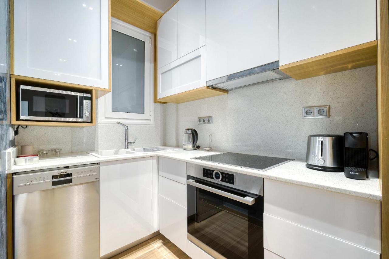 Stylish, Sunny New 2 Bedroom, Prime Central 아테네 외부 사진